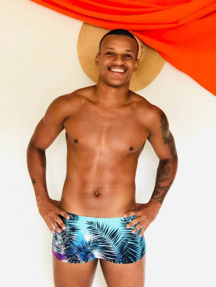 Joel Ferreira, 22 anos. Morador da comunidade Curral das Éguas, em Realengo, ele é militar e modelo. Seu Insta é 