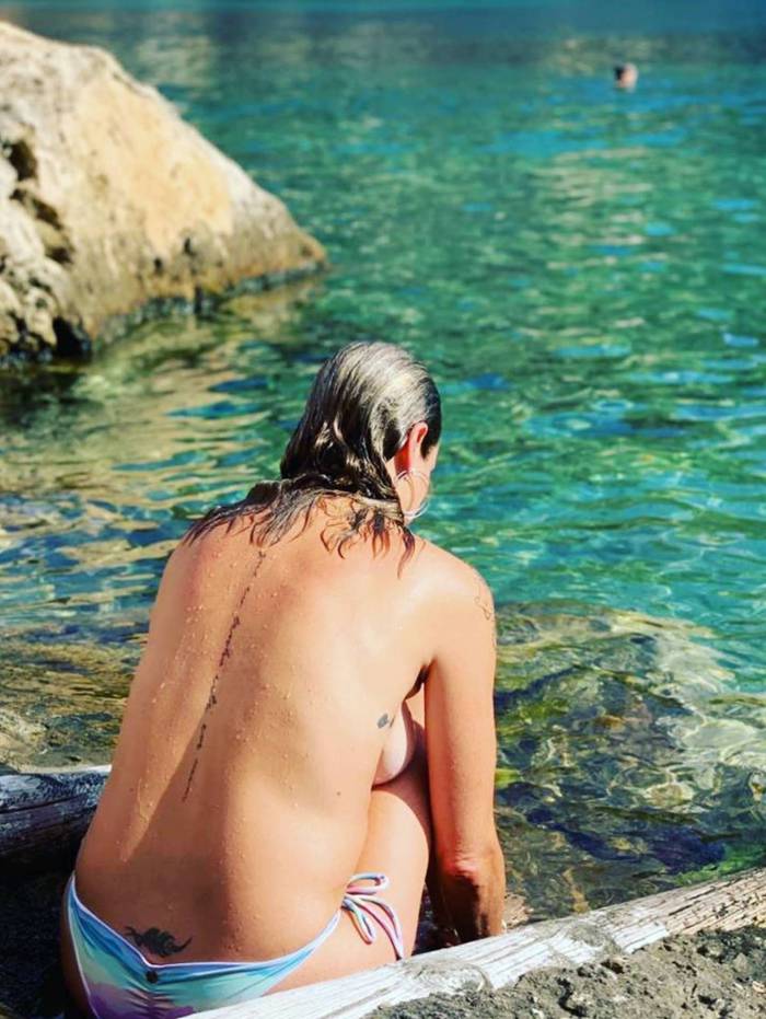 Luana Piovani faz topless em Ibiza
