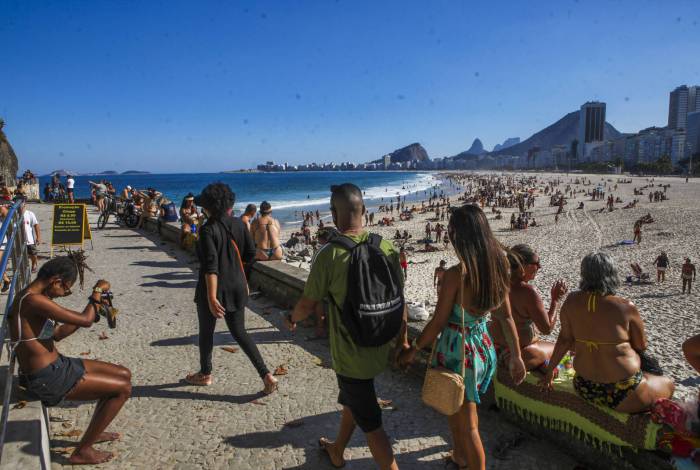 Apesar do contágio intenso do Coronavírus, praias do Rio de Janeiro continuam cheias