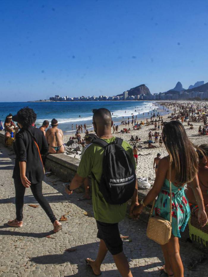 Apesar do cont&aacute;gio intenso do Coronav&iacute;rus, praias do Rio de Janeiro continuam cheias