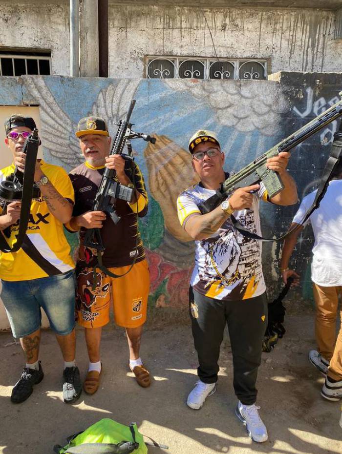 Após partida de futebol, homens tiraram fotos com armas na Maré