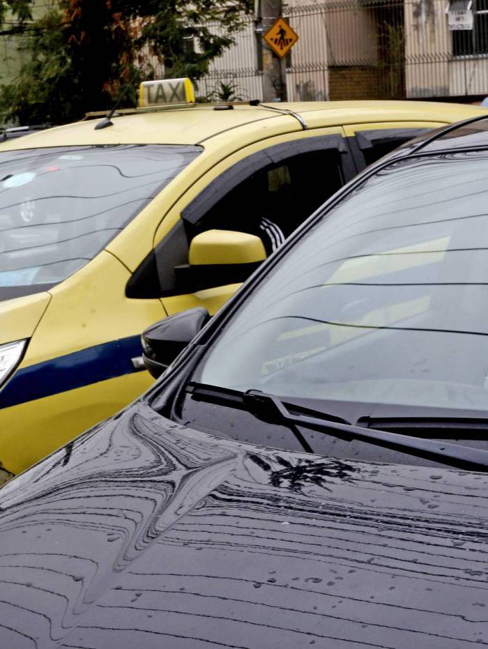 A disputa por passageiros que já era grande e promete aumentar se a inclusão de taxistas no Uber chegar ao Rio, depois de São Paulo