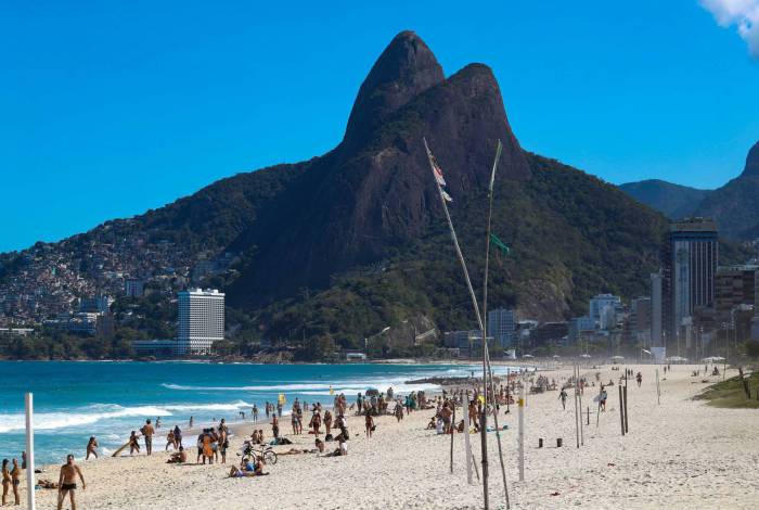 Rio de Janeiro - RJ - 01/08/2020 - Domingo de sol na praia de Ipanema - Foto Gilvan de Souza / Agencia O Dia
