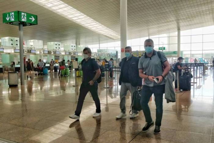 O espanhol Domènec Torrent no embarque para o Brasil: novo técnico terá dia cheio hoje, em sua chegada