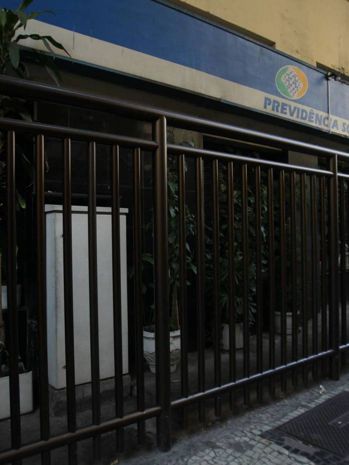 As ag&ecirc;ncias da Previd&ecirc;ncia, como essa de Copacabana, est&atilde;o fechadas a at&eacute; (pelo menos) 21 de agosto