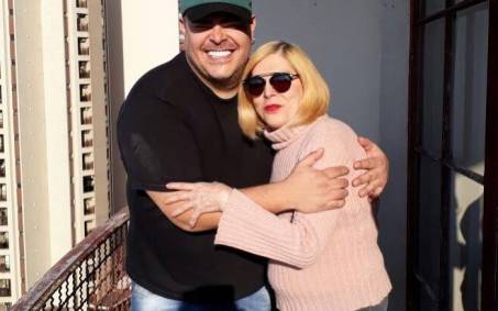 Filho de Vanusa desabafa ao relembrar oito meses sem a cantora