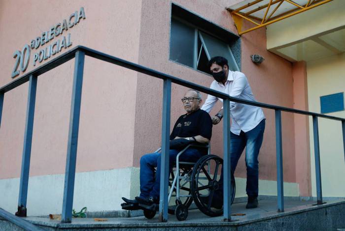 Cirurgião de MC Atrevida chegou para depor em cadeira de rodas