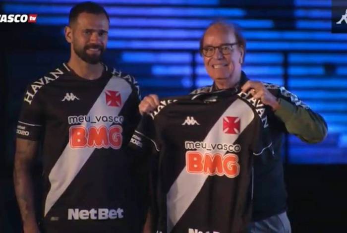 O zagueiro Leandro Castan (E) e o diretor de futebol Antônio Lopes