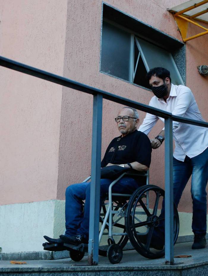 Cirurgião de MC Atrevida chegou para depor em cadeira de rodas