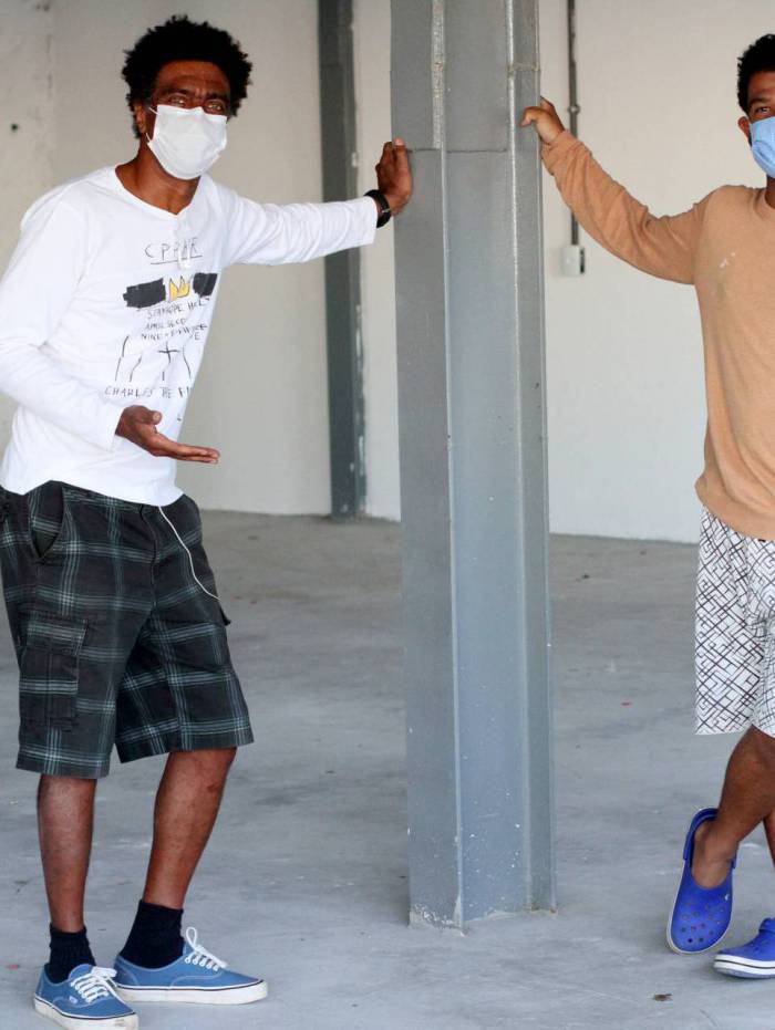 Rene Silva, da Voz das Comunidades, recebe a visita de Hélio de la Peña na sede, no Vidigal