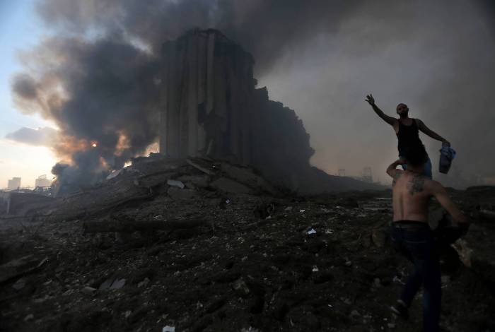 EDITORS NOTE: Graphic content / A picture shows the scene of an explosion in Beirut on August 4, 2020. - Two huge explosion rocked the Lebanese capital Beirut, wounding dozens of people, shaking buildings and sending huge plumes of smoke billowing into the sky. Lebanese media carried images of people trapped under rubble, some bloodied, after the massive explosions, the cause of which was not immediately known. (Photo by STR / AFP)