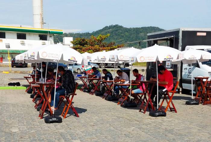 Ação solidária com ex-MasterChef Marcos Baldassari oferece serviços aos caminhoneiros que abastecem o país durante a pandemia do coronavírus
