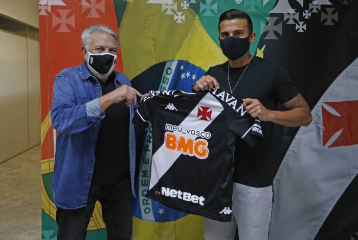 José Luiz Moreira, vice de futebol do Vasco, entrega a camisa a Parede