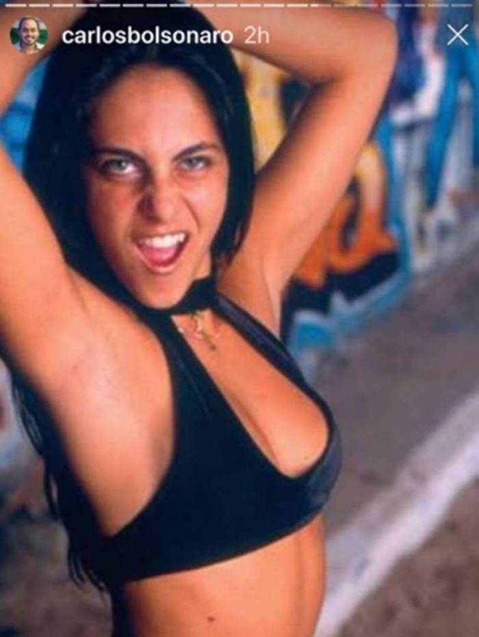 Carlos Bolsonaro volta a postar foto de Thammy Miranda nas redes sociais