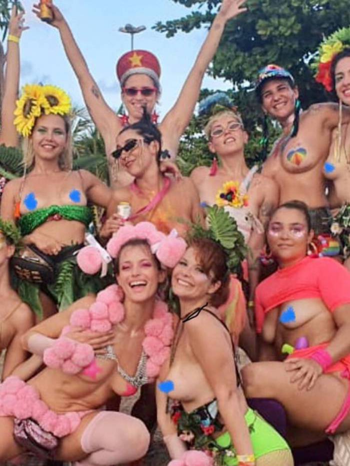 Samara Felippo posta foto de topless com amigas