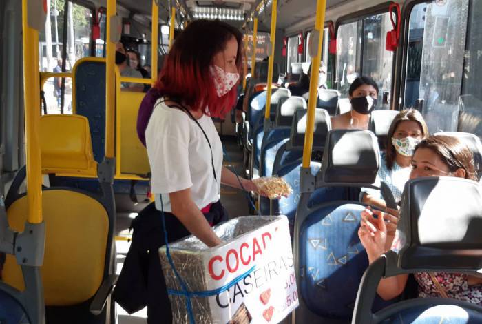 Natália Borges vende cocadas nas ruas e nos transportes públicos