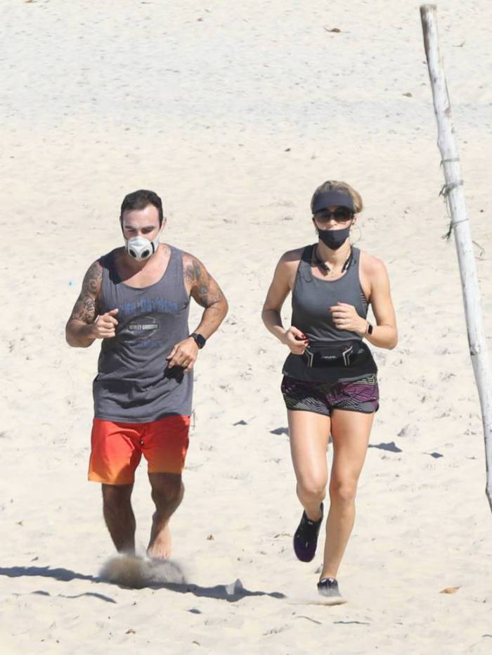 Grazi Massafera corre com o personal Chico Salgado na Praia da Barra da Tijuca