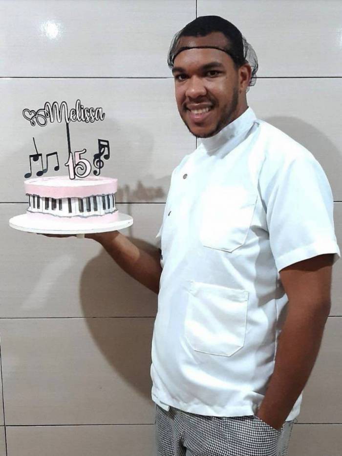 Morador do Cantagalo, Klynger Oliveira vende bolos, trufas e bolos de pote