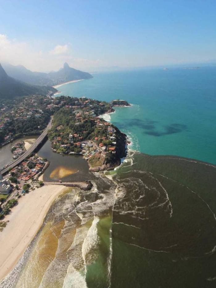 Mancha negra avan&ccedil;a em mar da Barra da Tijuca, Zona Oeste do Rio