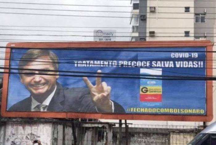 Bolsonaro aparece em outdoor que defende tratamento precoce com cloroquina