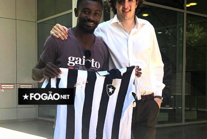 Salomon Kalou recebeu de um torcedor a camisa do Botafogo em Berlim