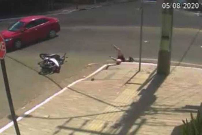 Motociclista cai em bueiro após ser atingida por carro no Pará