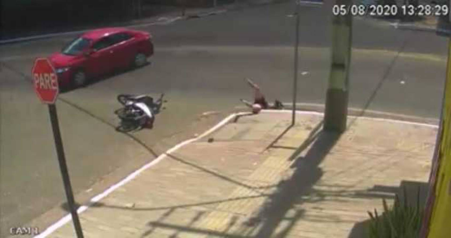 Motociclista cai em bueiro após ser atingida por carro no Pará