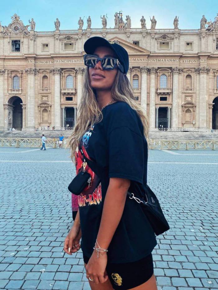 Anitta visita o Vaticano