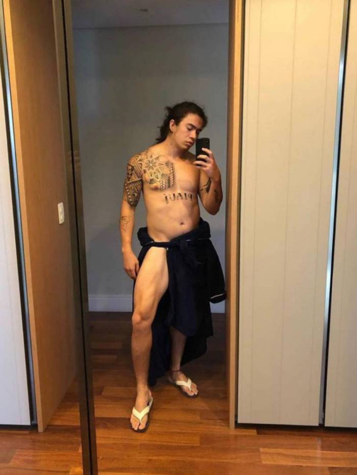 Whindersson Nunes  sensualiza de roup&atilde;o