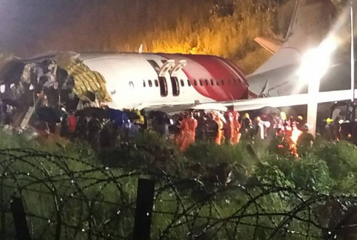 O avião partiu ao meio após se chocar na pista do aeroporto. São 123 feridos, sendo 15 em estado grave