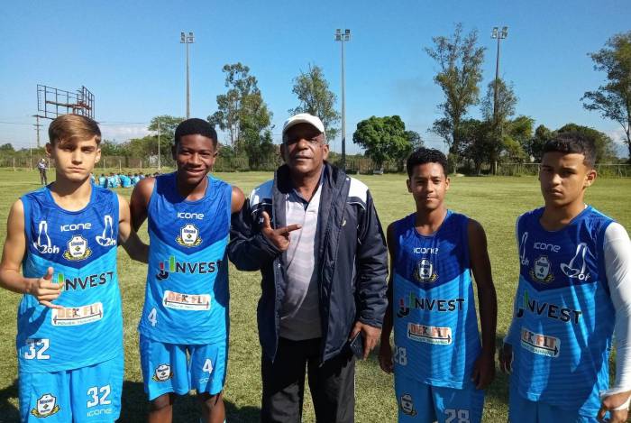 O gerente da base, José Carlos Pereira, ao lado dos jogadores promissores do Macaé Esporte  