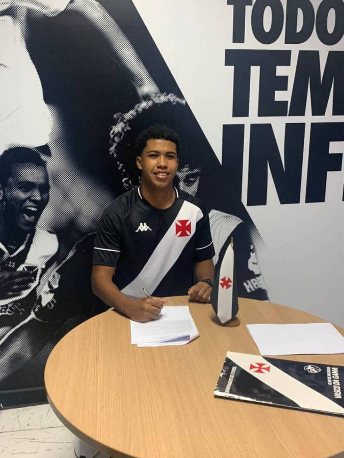 Andrey assina o contrato