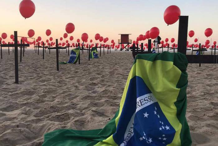 Ong Rio de Paz durante  manifestação em Copacabana em memória aos  100 mil brasileiros mortos pela covid-19 