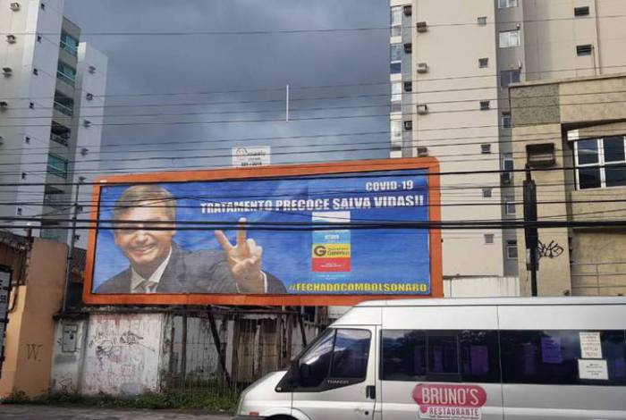 Outdoor de Vitória sugeria uso da cloroquina e tinha Bolsonaro como garoto-propaganda