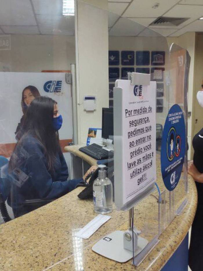 Funcion&aacute;rios do CIEE/Rio simulam o atendimento ao p&uacute;blico seguindo as medidas de distanciamento e higieniza&ccedil;&atilde;o