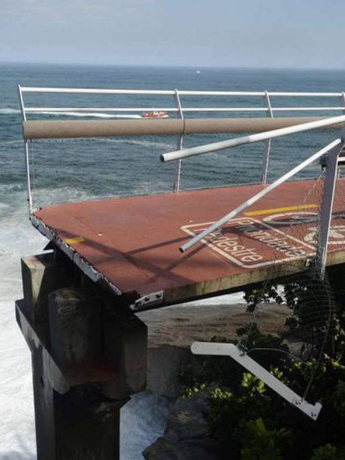 Desabamento de parte da rec&eacute;m-inaugurada ciclovia Tim Maia, na Avenida Niemeyer, em abril de 2016.