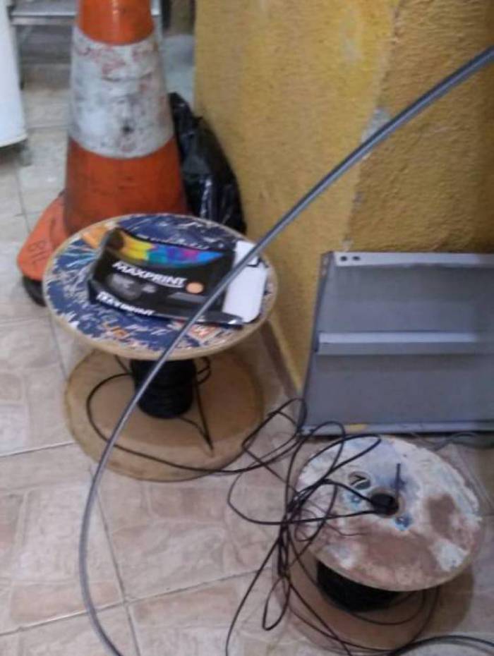 Agentes estiveram em dois bairros da Zona Oeste, onde encontraram duas centrais clandestinas de distribui&ccedil;&atilde;o de internet