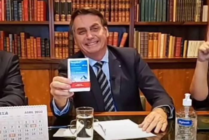 Bolsonaro compartilhou um vídeo no Twitter que replica desinformações sobre o tratamento da covid-19