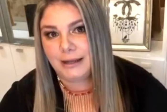 Vivi Brunieri mostra o contrato da Playboy e relembra os acontecimentos polêmicos da sua carreira
