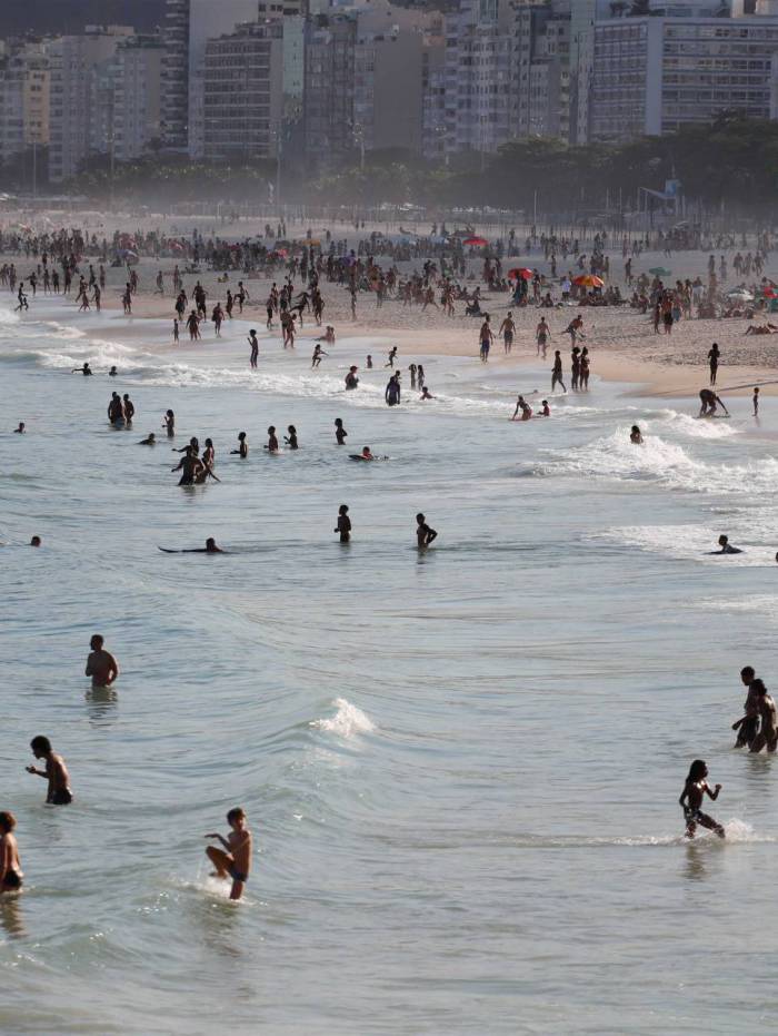 Do Leme ao Arpoador, as praias lotaram ontem: extensão das areias pode ser empecilho à demarcação