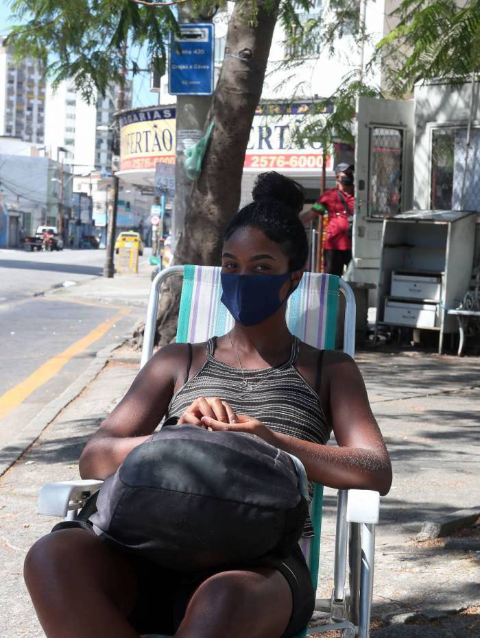 Yara Soares resolveu sentar para esperar o demorado 435