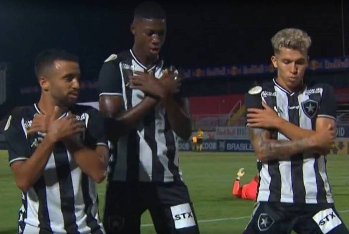 Caio Alexandre, Matheus Babi (C) e Bruno Nazário festejam o gol de empate do Botafogo: uma estreia de altos e baixos diante do Bragantino