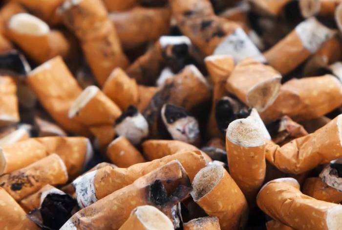Espanha proibirá que pessoas fumem nas ruas para conter Covid-19