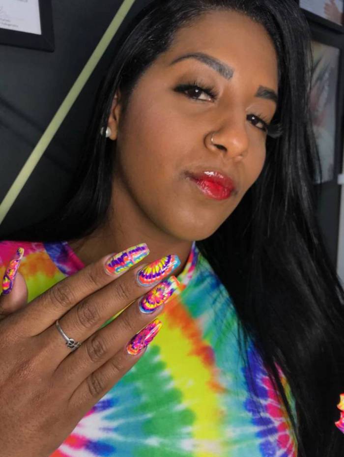 Jéssica Alves posa com a sua unha tie dye