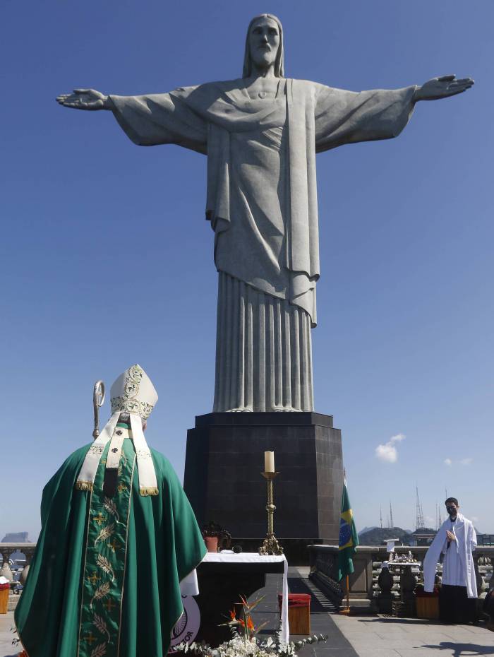 Missa no Rio homenageia familiares e os mais de 100 mil mortos por covid-19