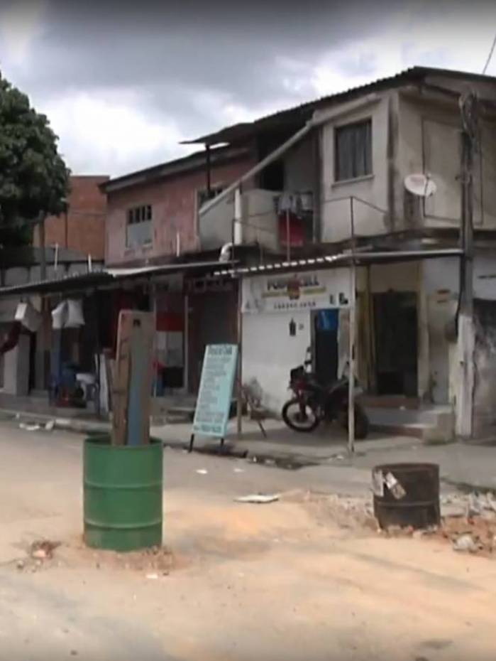  (Imagem de arquivo) Policiais fazem opera&ccedil;&atilde;o para remover barricadas na Vila Kennedy
