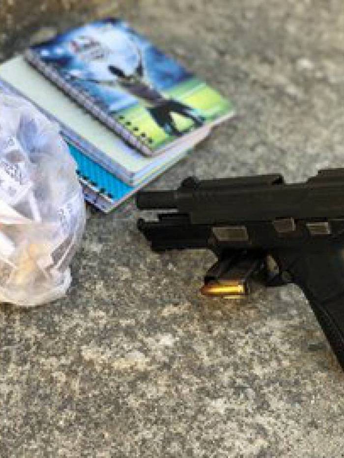 Opera&ccedil;&atilde;o da pol&iacute;cia apreende drogas e armas na Vila Kennedy, Zona Oeste do Rio