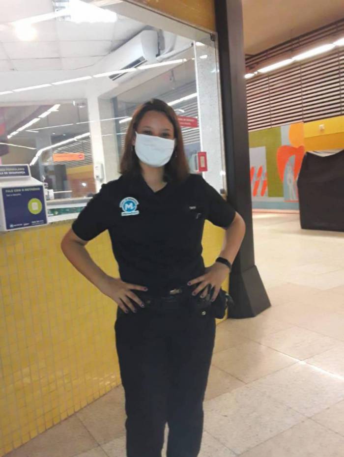 Tain&aacute; Caetano encontrou os cheques e logo encaminhou o pacote para o setor de achados e perdidos