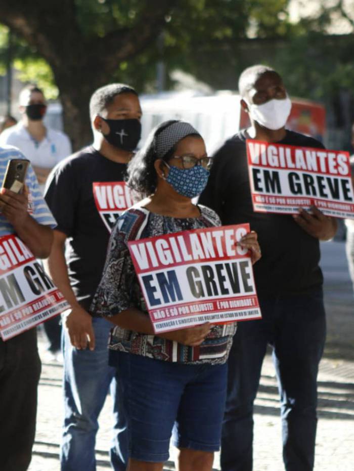 Vigilantes de agências bancárias e shoppings fazem manifestação na Candelária
