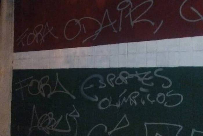 Muro das Laranjeiras é pichado após empate do Fluminense com o Palmeiras